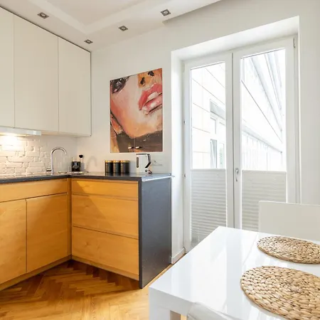 Golden In - Center - Zurawia